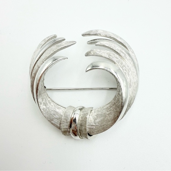 VINTAGE PIM SIGNED TEXTURED SILVER TONE PIN BROOCH - Picture 7 of 8